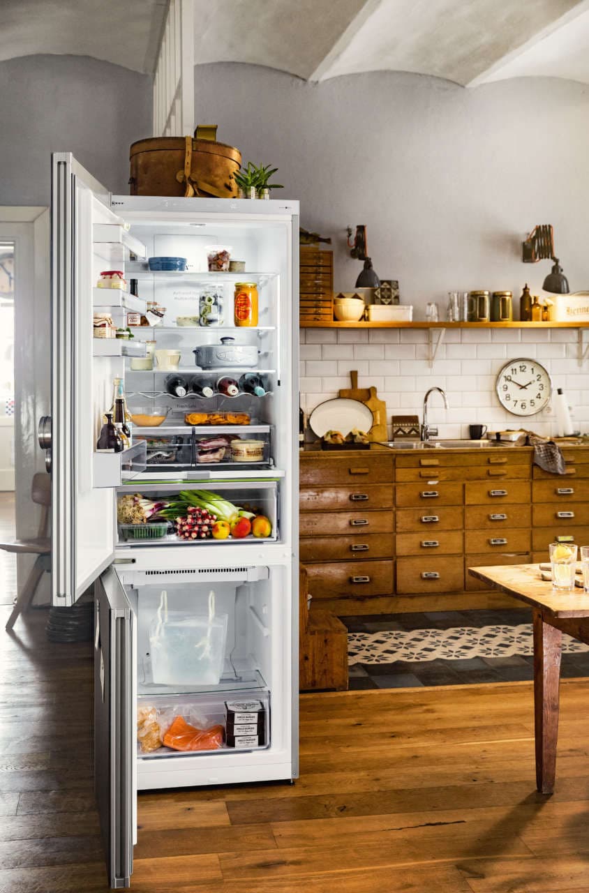 La quotidianità di casa, con un frigorifero in cucina